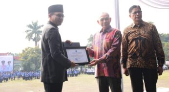 Bupati Bandung Menerima Penghargaan di Bidang Pendidikan