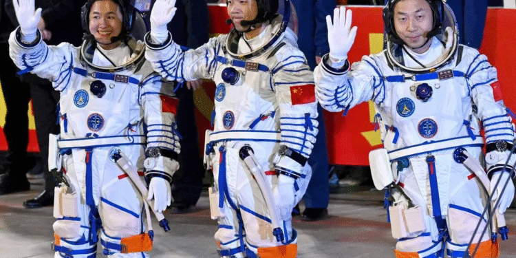 Pertemuan Misterius di Orbit: Astronot China Bikin Heboh!