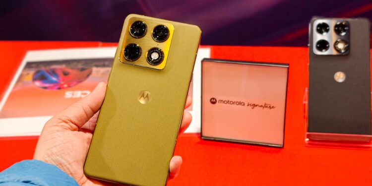 Ponsel Tangguh dengan Layar 165 Hz, Sehebat Apa Motorola Signature yang Baru Dirilis?