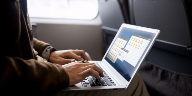 Laptop Harus Dikeluarkan Saat Pemeriksaan Bandara? Simak Penjelasan Logisnya Sekarang