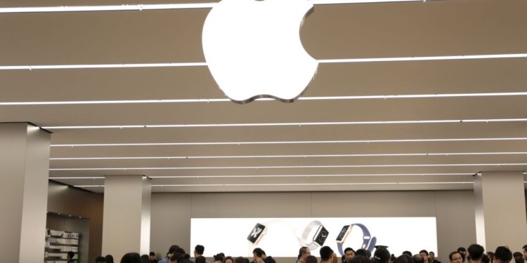 Apple Naikkan Harga MacBook dan iPad, Kekhawatiran Pelemahan Permintaan Tekan Saham Hingga 5,3 Persen