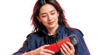 Inovasi Unik Xiaomi: Rilis Aksesori Pocket Guitar yang Manfaatkan Layar Belakang HP