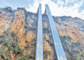 Fuyao Ladder: Lift Tebing 288 Meter di Yunnan yang Pangkas Perjalanan Sekolah dari 3 Jam Jadi 30 Menit